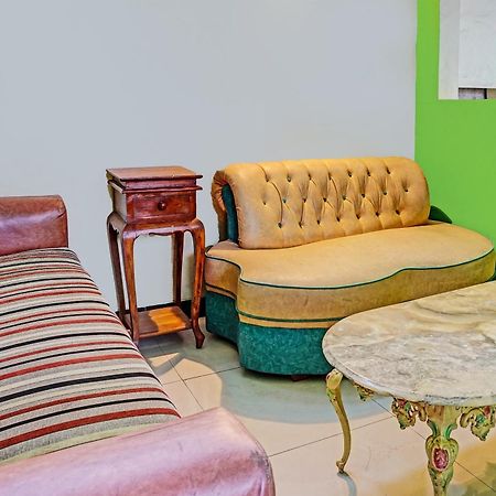 Oyo 91599 Penginapan Mutiara Мадиун Екстериор снимка