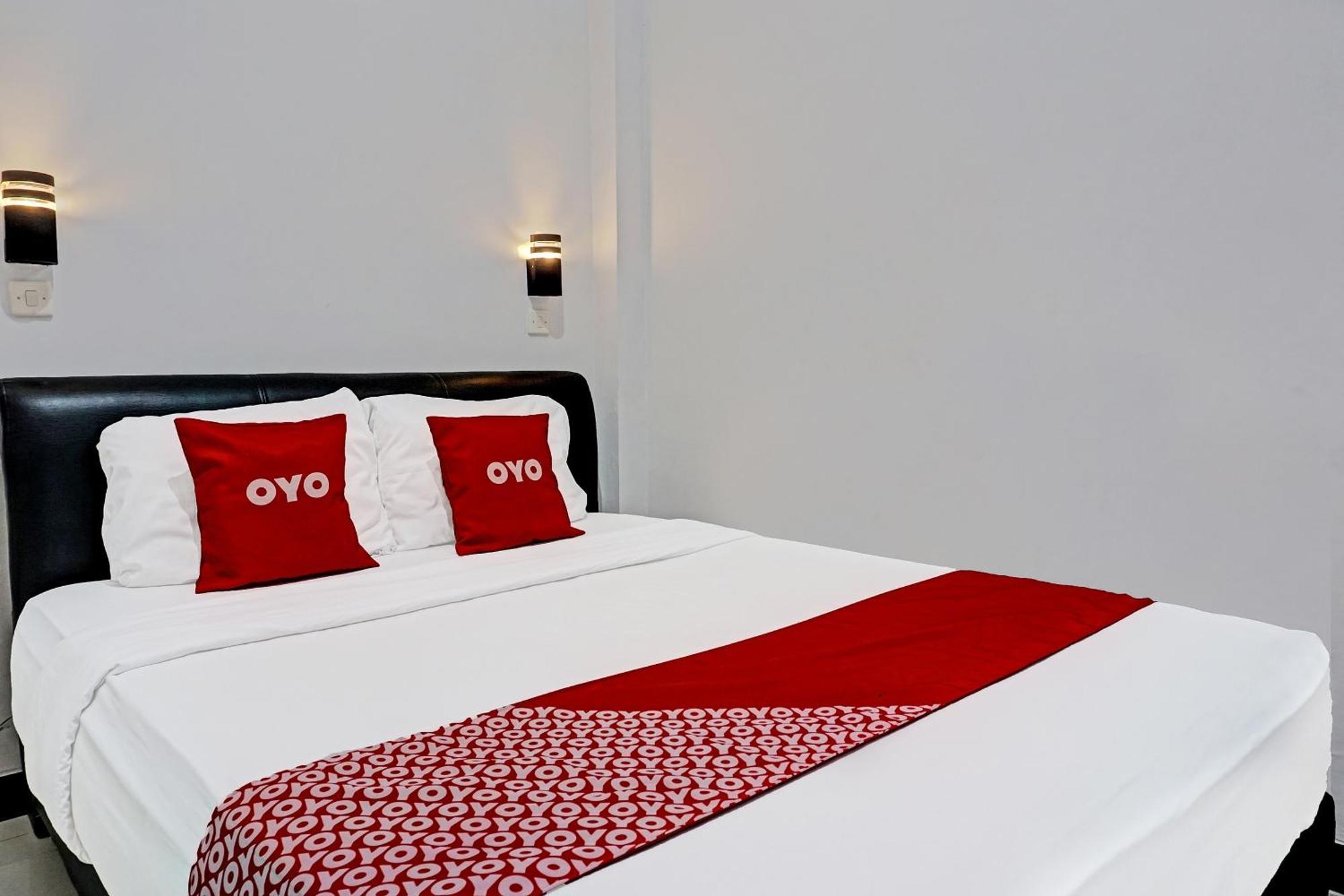 Oyo 91599 Penginapan Mutiara Мадиун Екстериор снимка
