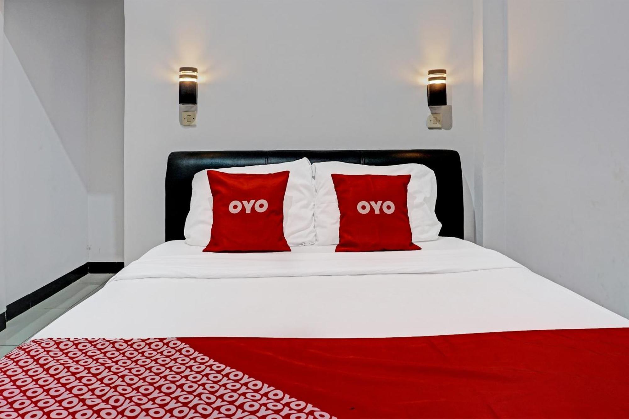 Oyo 91599 Penginapan Mutiara Мадиун Екстериор снимка