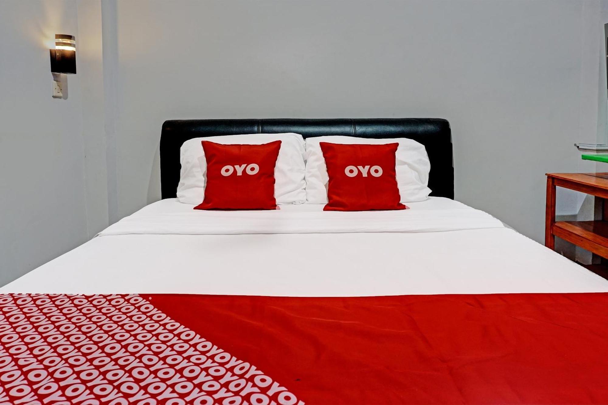 Oyo 91599 Penginapan Mutiara Мадиун Екстериор снимка