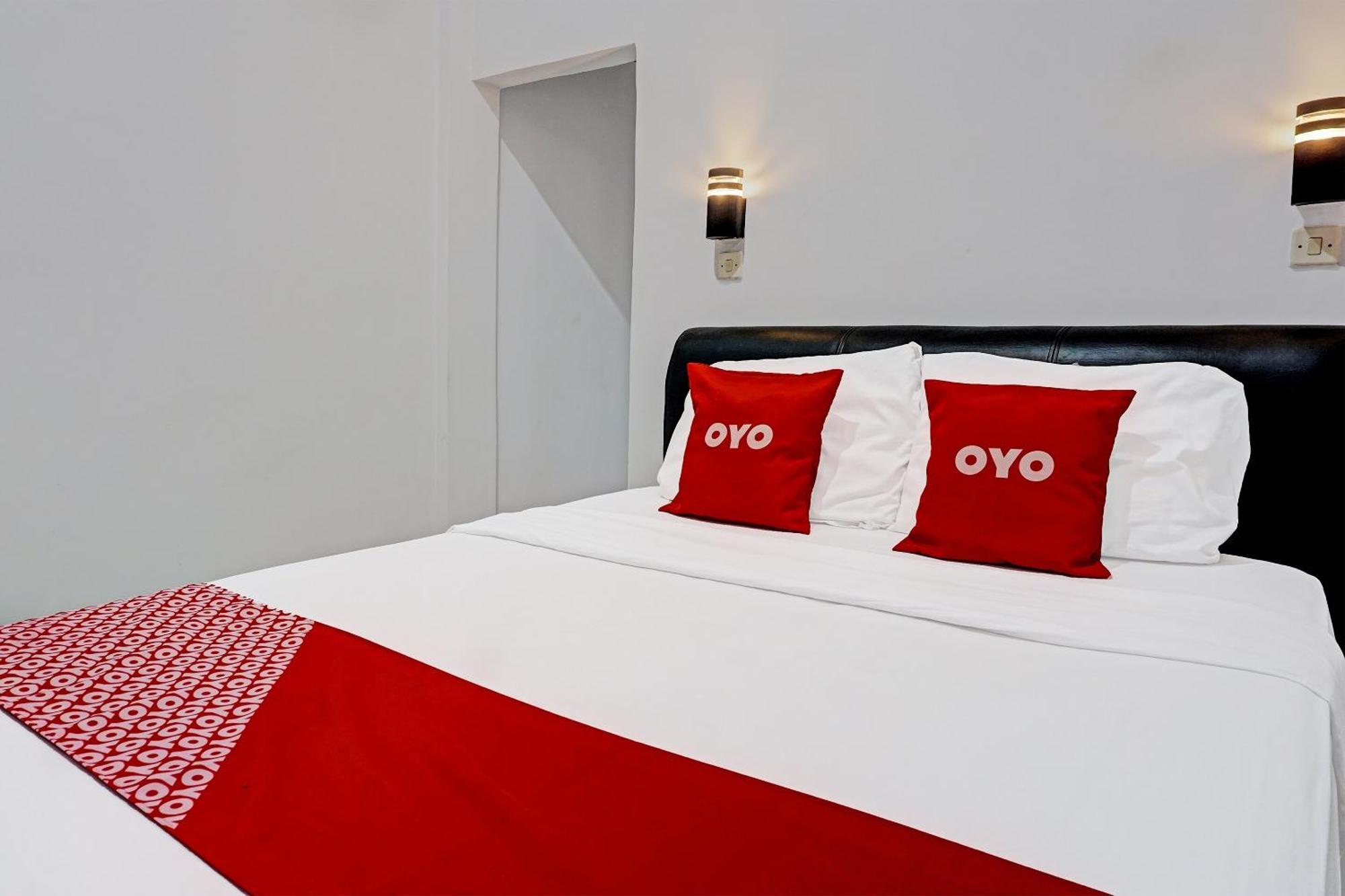 Oyo 91599 Penginapan Mutiara Мадиун Екстериор снимка